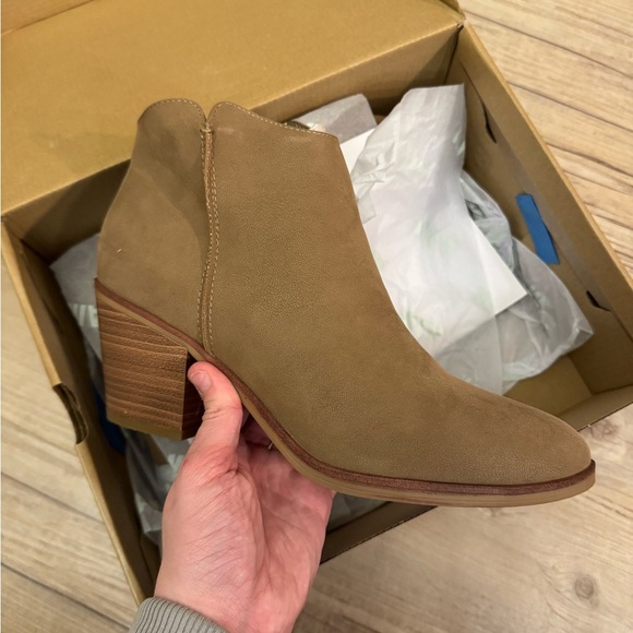 NWT Tan Suede Ankle Booties with Pointed Toe - Picture 1 of 3